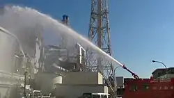 福島第一原発で核燃料プールに 放水を行う救難消防車(陸上自衛隊)