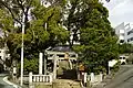 石鳥居と天然記念物のクスノキ（左端）