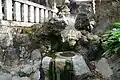 源泉が流れる手水場