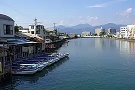 港橋から巴川の川上を望む