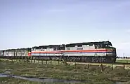 F40PH（先頭）や旧型機と4重連を組むSDP40F（前から2両目）