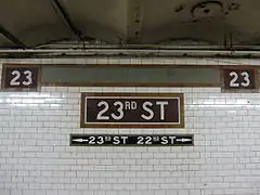 モザイクを用いた駅名標と出口方向案内