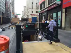 エレベーター設置と階段の移転作業風景