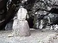 御厨人窟左方の浅い窟