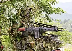 陸上自衛隊の隊員。腰に布製弾入れを装着している。
