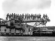 アメリカ軍に鹵獲されたドイツのK(E) 592(f)列車砲。元はドイツが鹵獲したフランスのMle 1917である。(1945年4月の撮影)