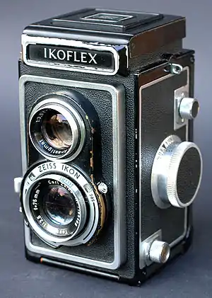 イコフレックス(120フィルム兼用機、ツァイス・イコン, 1934年発売)。