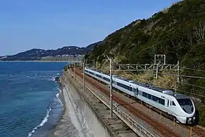 太平洋沿岸を走る特急「くろしお」(2016年2月、南部駅 - 岩代駅間)