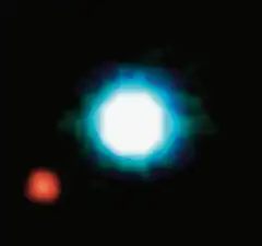 2M1207（青色）と惑星2M1207b（赤色）の赤外線像、2004年