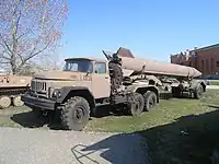 トラクター型のZIL-131V。R-17スカッドミサイルを牽引。