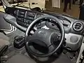 ワイドキャブ・ハイブリッド車運転席