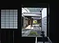 矢掛本陣　台所窓より酒倉のある中庭を望む