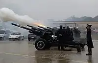 アメリカ陸軍第3歩兵連隊に所属する大統領礼砲小隊(Presidential Salute Guns Platoon)による、M5 3インチ砲を用いた礼砲射撃(2005年5月20日撮影)