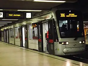 ボーフム中央駅（Bochum Hauptbahnhof）に停車する路面電車（2010年撮影）