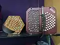 コンサーティーナ(左)とバンドネオン(右)。(東京・谷口楽器の商品棚で撮影)
