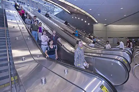 駅出口に向かうエスカレーター