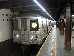 R46形による北行V系統(34丁目-ヘラルド・スクエア駅にて)