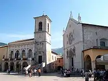 サンベネデット広場 (Piazza San Benedetto)。市庁舎 (Palazzo Comunale、左)とサンベネデット教会 (Basilica di San Benedetto)