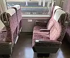 座席はフリーストップ式のリクライニングシートで、足元に跳ね上がり式フットレストが装備される。