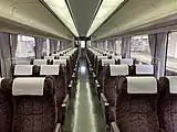 車内はデッキと客室間に扉がなく、座席のリネンは特急と一部の「ホームライナー」に限り装着される。