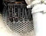 過熱式蒸気機関車の煙室、通常の煙管のほかに、上部には煙管の中を通る過熱管が入り込んだ大煙管がある、右端に見えるのが煙突下部