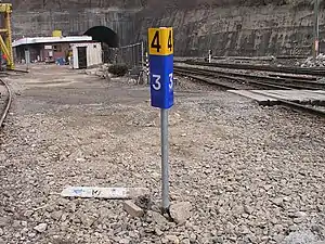 義王起点3.4kmのキロポスト (五峯駅構内)