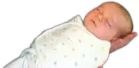 おくるみに包まれ、腕に抱かれて眠る赤ちゃん／21世紀初期。