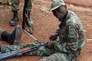 折りたたみ式のスパイク形状銃剣を備えた56式自動歩槍を持つベナン陸軍兵士