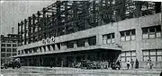 未完成のまま使用中の三代目駅舎 左奥は大阪中央郵便局(1940年頃)