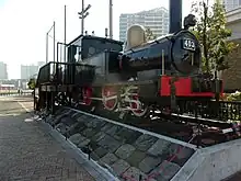 芝浦工大付属校の高輪築堤と403号蒸気機関車