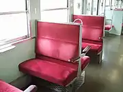403系の座席窓際のひじ掛けはない