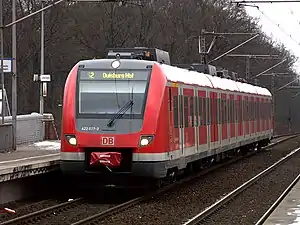ドルトムント・ヴェスターフィルデ駅で停車する422形電車