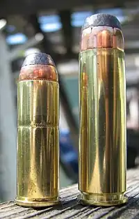 .44マグナム弾（左）と.500S&Wマグナム弾（右）