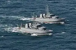 第44掃海隊の「あいしま」（手前）と「すがしま」
