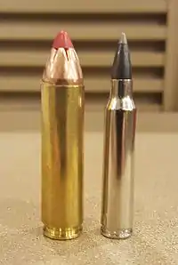 .450 Bushmaster (左)、.223レミントン (右)
