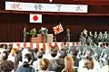第46普通科連隊の自衛隊旗。同連隊長とともに