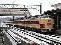 A1・A2編成あかべぇ塗装(上)国鉄色(下)