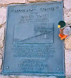 アメリカ合衆国の geographic center を示すモニュメントの銘板 (2007)