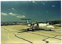 ハイファ空港に駐機するアルキア・イスラエル航空のDHC-7、1985年。