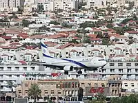 エイラート空港に着陸するエル・アル航空のボーイング737、2013年。