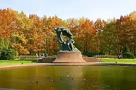王宮公園内のショパン像