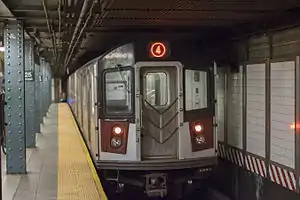 ニューヨーク市地下鉄4系統の車両(125丁目駅にて)