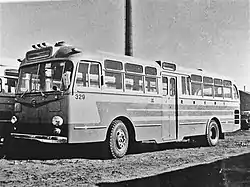 日産ディーゼル4R103(1962年式) 329　1971年5月28日廃車1960年代の長尺ツーマン車。この年式から塗り分けが大幅に変更された。