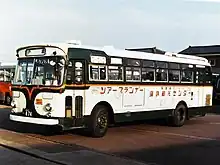 蒲原鉄道時代の一般路線車日産ディーゼル・4R64、1966年式「蒲鉄貸切バス ツアープランナー 蒲鉄観光センター」の広告を車体に書いている。