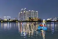 【寿城池遊園地】散歩や噴水ショー、夜景を一か所で楽しむことができる。周囲2Kmの寿城池に沿って蓮の花やススキなどが茂ったデッキロードやソメイヨシノ、コウライヤナギの並木道が広がる。夜には水に映った照明が美しく光る。