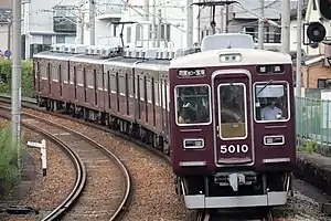 甲東園駅に入線する、当線の主力車両5000系