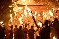 持参した五角錐の松明に神火を受け、燃え立つ煙で人々の邪気を落とす。