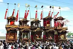 神前神社境内に勢揃いした5台の山車