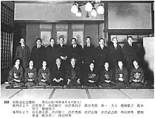 渋沢栄一伝記資料. 別巻第10　249頁　650 同族会記念撮影 飛鳥山邸(昭和6年1月31日)