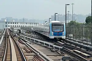 5号線列車が坦尾駅を出駅。